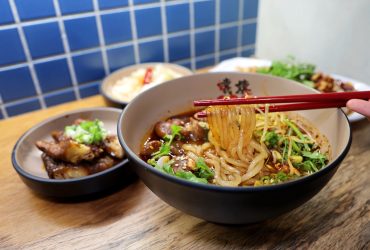 國父紀念館站 | 文青風新開幕  孃孃酸辣粉 口水雞 重慶小麵 內用免費續湯續麵