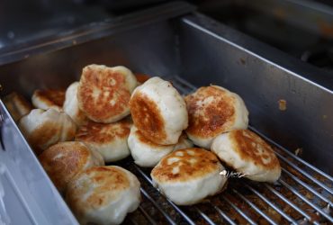 台中大甲美食 | 一品香水煎包 大甲人氣排隊美食 水煎包兩面焦香酥脆