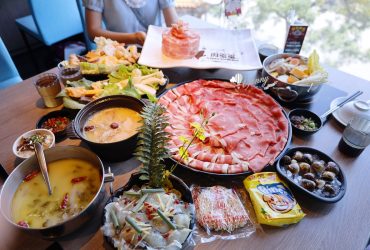 肉多多淡水店 網路溫度計好感度，星等及聲量排行蟬聯兩年第一名 石頭火鍋是台灣人的最愛 肉多多連開直營店50家的特調心法