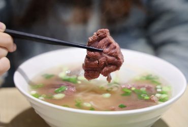 林口美食 | 老占元拉麵大王 5000多則評論高達4.4分 推薦吃法-乾拉麵加上牛肉湯
