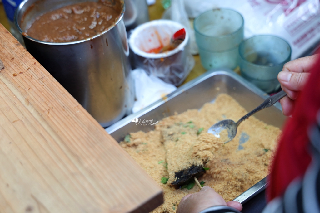 南機場夜市美食│陳記豬血糕 近一甲子的古早味小吃 特製甜辣醬 灑滿花生粉香菜 - ifunny 南機場夜市美食│陳記豬血糕 近一甲子的古早味小吃 特製甜辣醬 灑滿花生粉香菜 - ifunny
