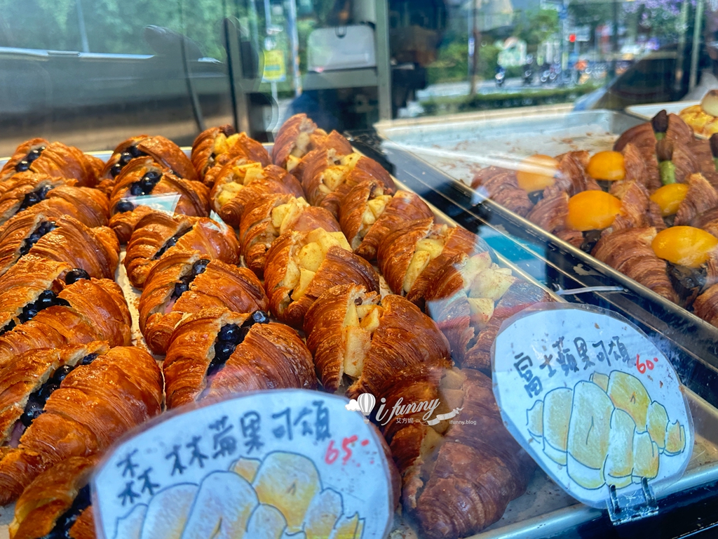 三重國小站 | 台灣蕃薯 不賣蕃薯 賣可頌菠蘿 全品項買五送一 - ifunny
