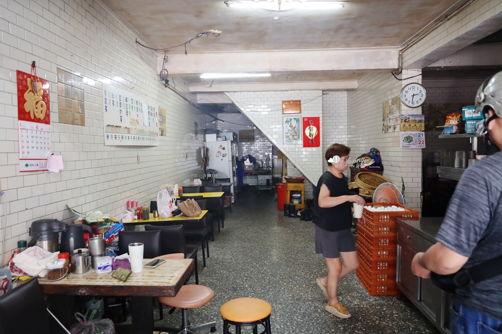 三重國小站 | 仁愛豆漿店、鐵夾蛋餅 一早五點半營業到晚上六點半的豆漿店 - ifunny