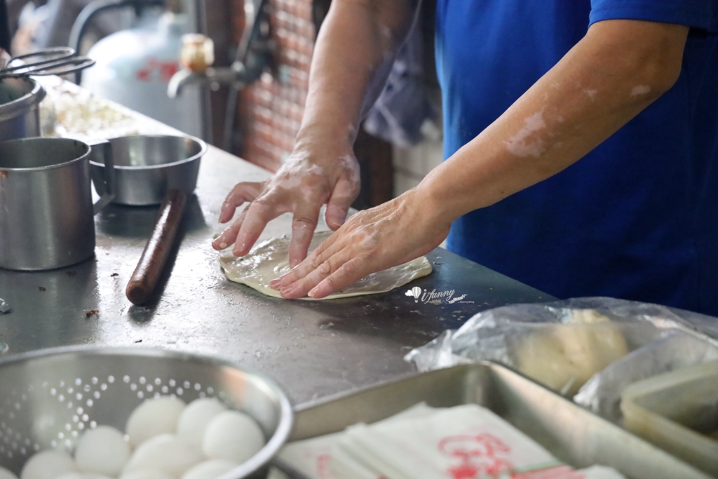 三重國小站 | 仁愛豆漿店、鐵夾蛋餅 一早五點半營業到晚上六點半的豆漿店 - ifunny