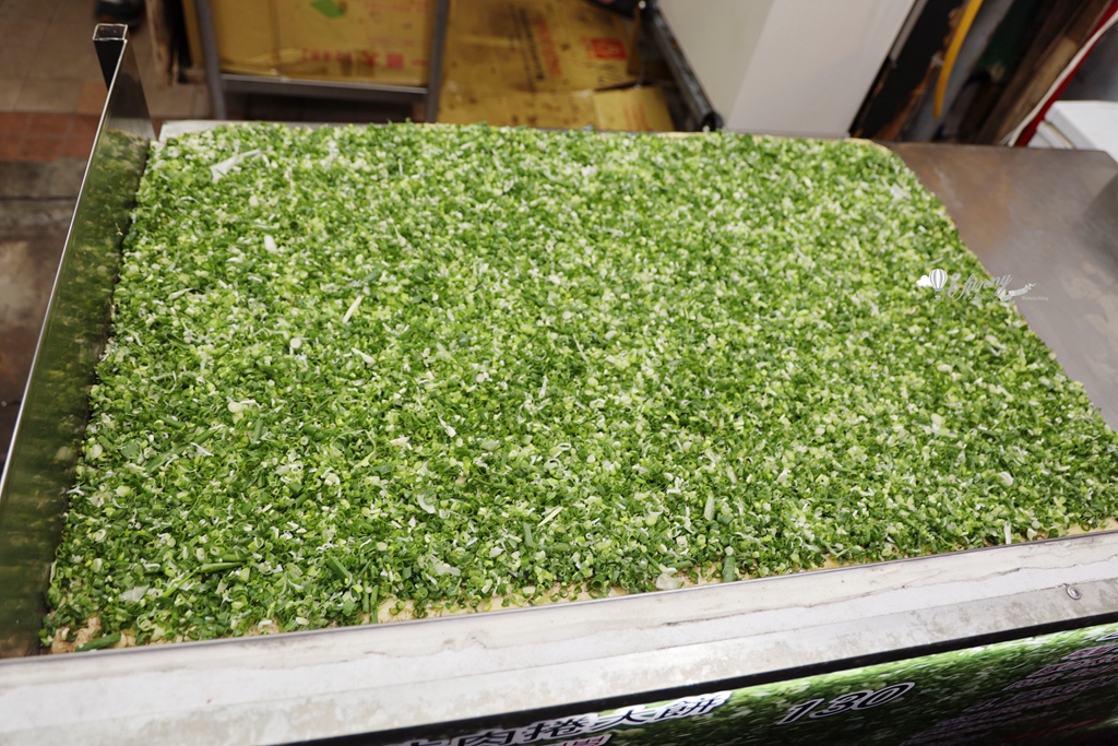 松山站 | 饒河夜市 蔥海手工蔥油餅 有如蔥花地毯的蔥爆牛肉捲餅 必加辣椒 - ifunny 松山站 | 饒河夜市 蔥海手工蔥油餅 有如蔥花地毯的蔥爆牛肉捲餅 必加辣椒 - ifunny