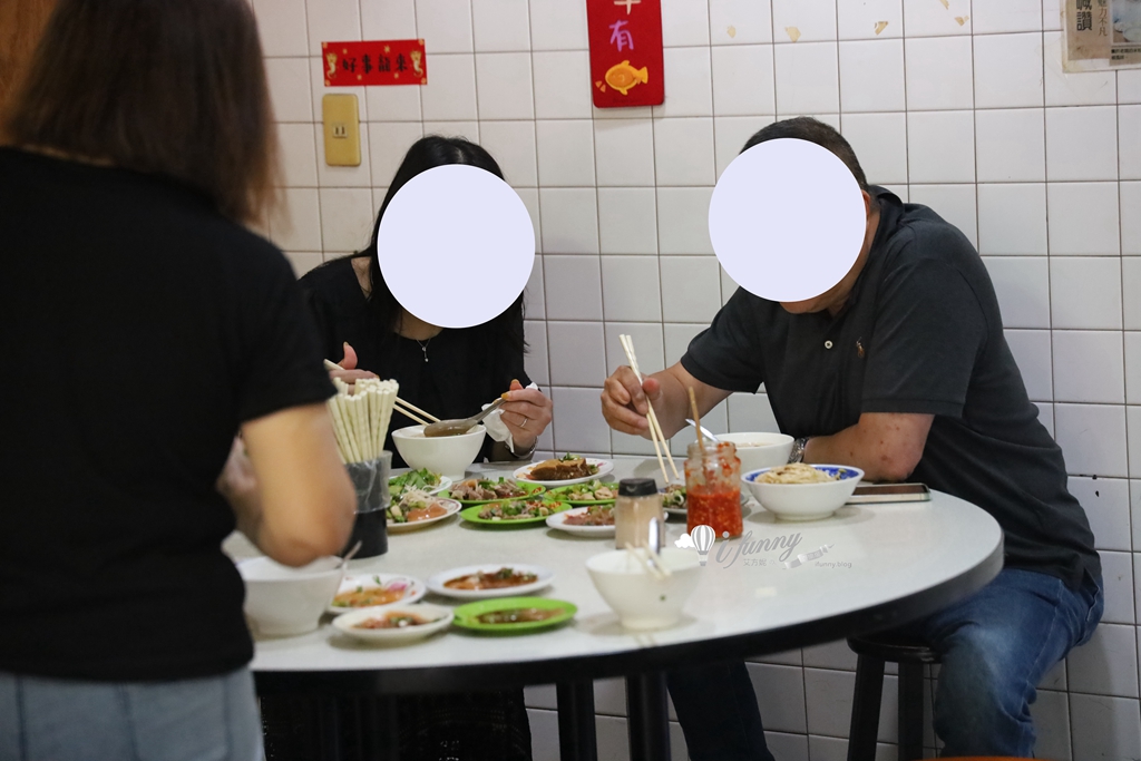 劍潭站 | 勇伯米粉湯 生意好到用餐限時20分鐘 門口常停滿名車 - ifunny