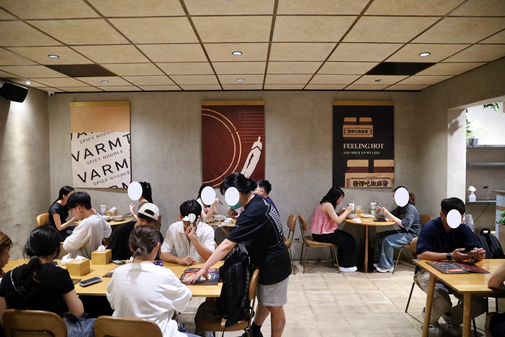 台中西區美食 | 發愣吃VARMT  勤美店 米其林推薦的椒麻乾麵 6000多則評論達4.8分好評 - ifunny