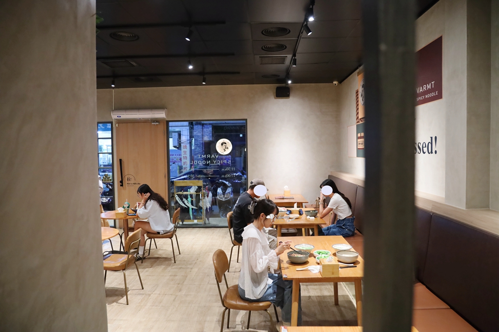 台中西區美食 | 發愣吃VARMT  勤美店 米其林推薦的椒麻乾麵 6000多則評論達4.8分好評 - ifunny