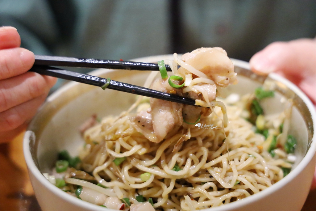 台中西區美食 | 發愣吃VARMT  勤美店 米其林推薦的椒麻乾麵 6000多則評論達4.8分好評 - ifunny