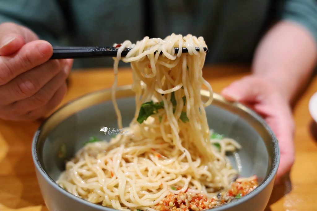 台中西區美食 | 發愣吃VARMT  勤美店 米其林推薦的椒麻乾麵 6000多則評論達4.8分好評 - ifunny