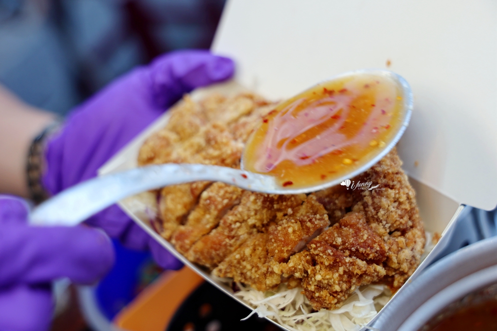 寧夏夜市 | 泰.泰樂椒麻雞腿 酥脆嫰口多汁 搭上酸辣醬料及爽脆高麗菜絲 夠味好吃 - ifunny 寧夏夜市 | 泰.泰樂椒麻雞腿 酥脆嫰口多汁 搭上酸辣醬料及爽脆高麗菜絲 夠味好吃 - ifunny