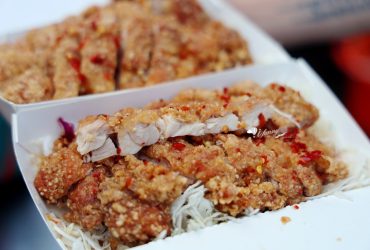 寧夏夜市 | 泰.泰樂椒麻雞腿 酥脆嫰口多汁 搭上酸辣醬料及爽脆高麗菜絲 夠味好吃