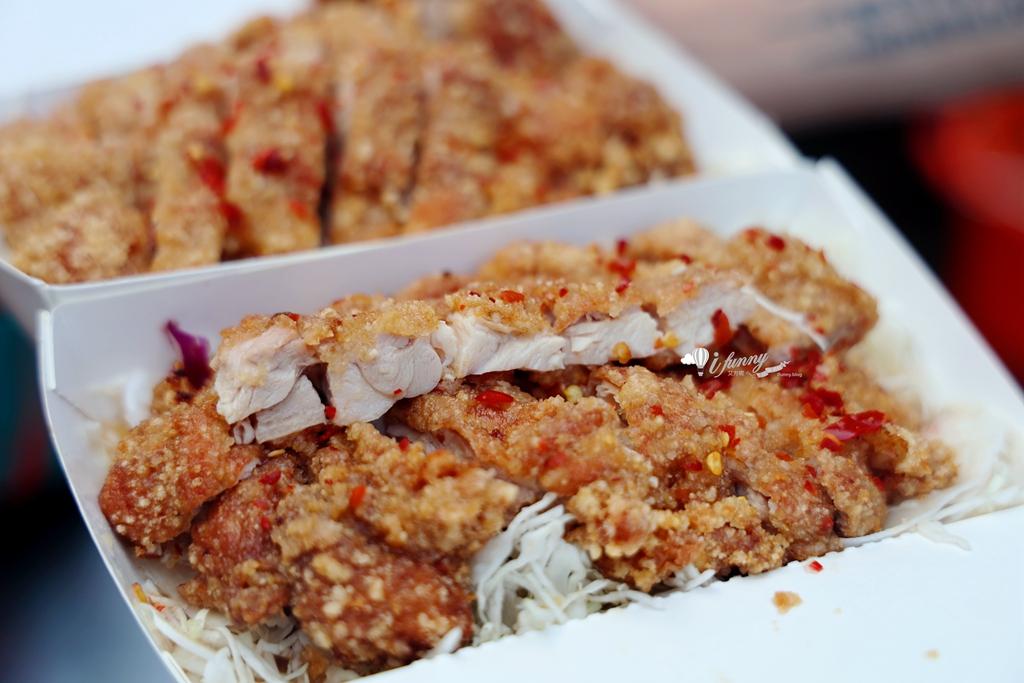 寧夏夜市 | 泰.泰樂椒麻雞腿 酥脆嫰口多汁 搭上酸辣醬料及爽脆高麗菜絲 夠味好吃