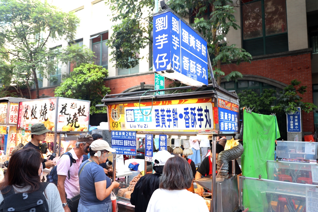 寧夏夜市 | 劉芋仔蛋黃芋餅 綿細芋蓉 鹹蛋黃加黑毛豬肉脯 濃郁滋味令人著迷 - ifunny 寧夏夜市 | 劉芋仔蛋黃芋餅 綿細芋蓉 鹹蛋黃加黑毛豬肉脯 濃郁滋味令人著迷 - ifunny