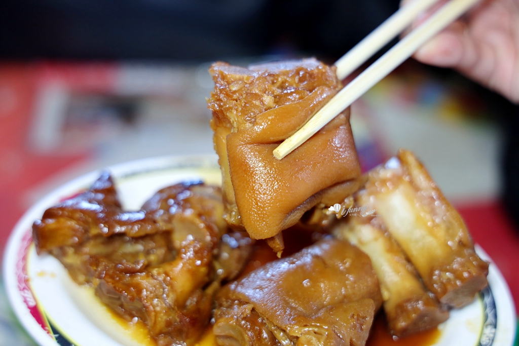 桃園大溪 | 黃記豬腳專賣店 台味手路菜 必點威士忌豬腳 高梁肉 鎮店之寶是90多歲的網紅阿嬤 - ifunny 桃園大溪 | 黃記豬腳專賣店 台味手路菜 必點威士忌豬腳 高梁肉 鎮店之寶是90多歲的網紅阿嬤 - ifunny