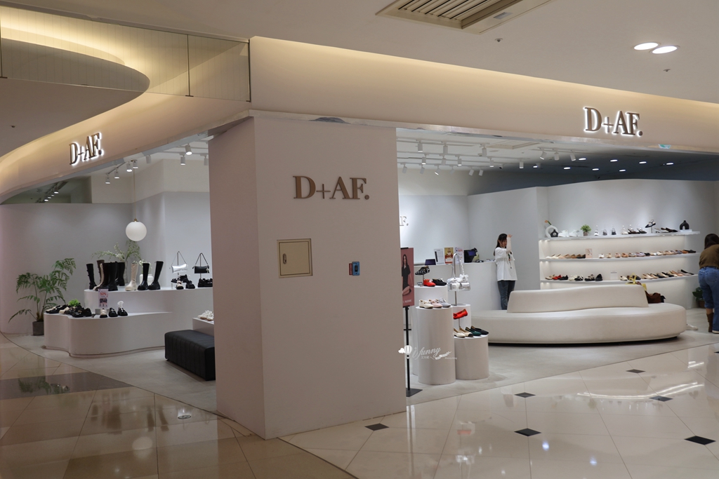 大江購物中心2025最美室內聖誕車站 百大新櫃開幕/聖誕交換禮物 全國獨家全年免費停車的悠遊遊逛街城 - ifunny 大江購物中心2025最美室內聖誕車站 百大新櫃開幕/聖誕交換禮物 全國獨家全年免費停車的悠遊遊逛街城 - ifunny