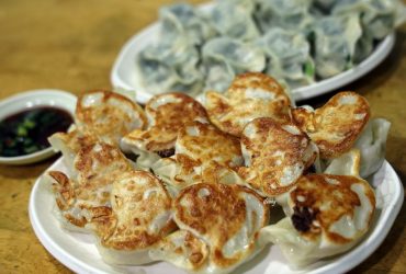 淡水手工蒸餃 淡大旁高CP值皮薄餡多 蒸餃 煎餃 湯餃 酸辣湯