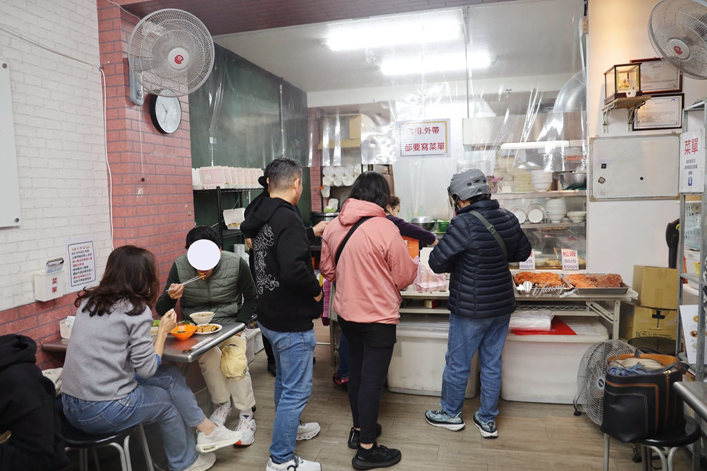 大橋頭站 | 永樂雞捲大王 大稻埕百年老店 雞捲厚實肉條超飽嘴 - ifunny