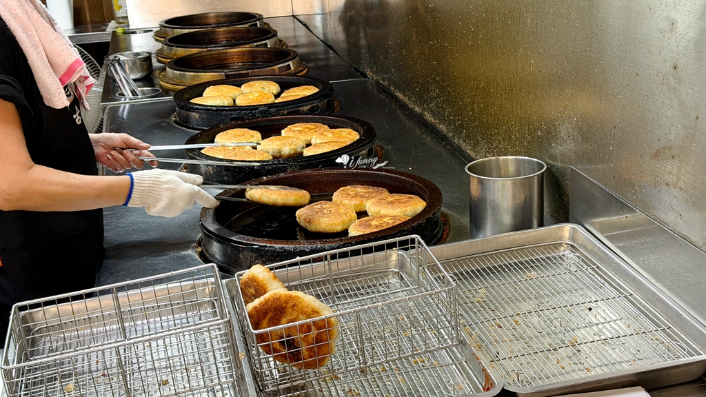 南港站 | 老眷村煎餅 韭菜餅 蘿蔔絲餅 高麗菜餅 紅豆餅 外酥內軟加胡椒好對味 - ifunny