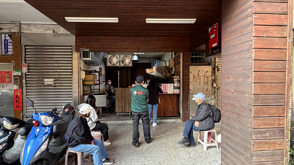 南港站 | 老眷村煎餅 韭菜餅 蘿蔔絲餅 高麗菜餅 紅豆餅 外酥內軟加胡椒好對味 - ifunny