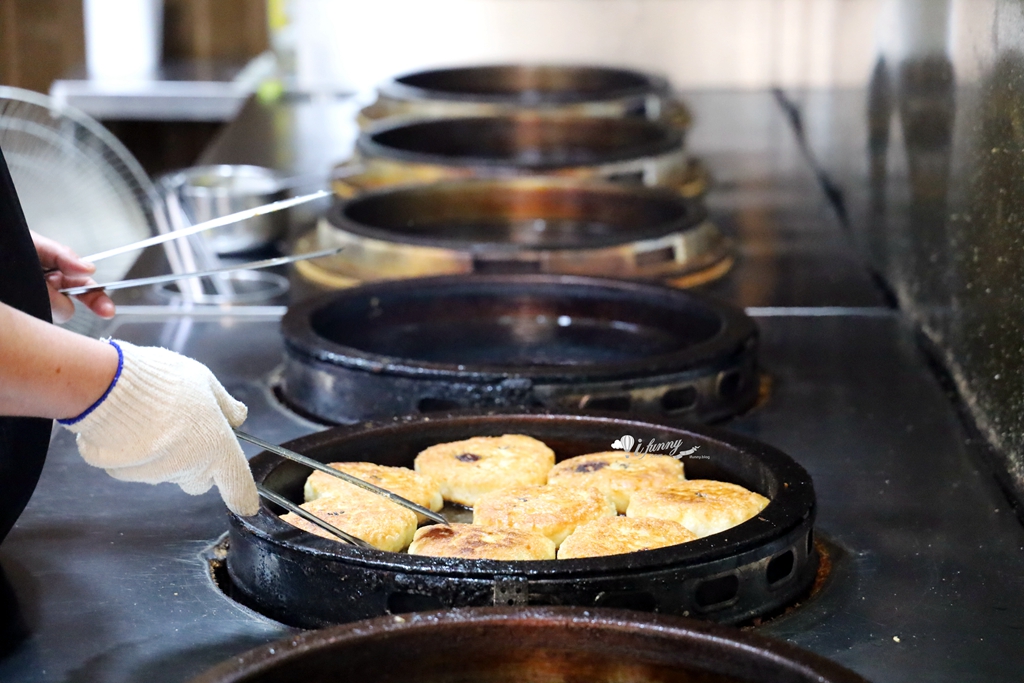 南港站 | 老眷村煎餅 韭菜餅 蘿蔔絲餅 高麗菜餅 紅豆餅 外酥內軟加胡椒好對味 - ifunny