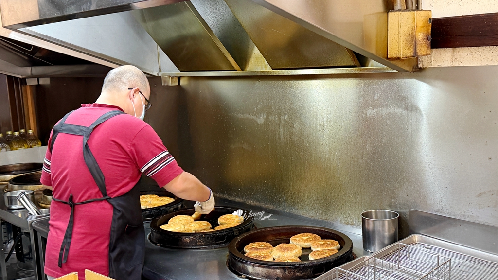 南港站 | 老眷村煎餅 韭菜餅 蘿蔔絲餅 高麗菜餅 紅豆餅 外酥內軟加胡椒好對味 - ifunny