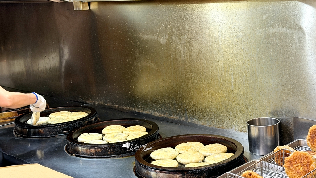 南港站 | 老眷村煎餅 韭菜餅 蘿蔔絲餅 高麗菜餅 紅豆餅 外酥內軟加胡椒好對味 - ifunny