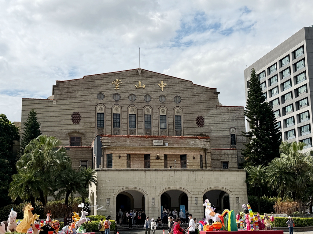 西門站 | 4F劇場咖啡 中山堂古蹟裡 冬季限定 滿滿25顆草莓的提拉米蘇 - ifunny