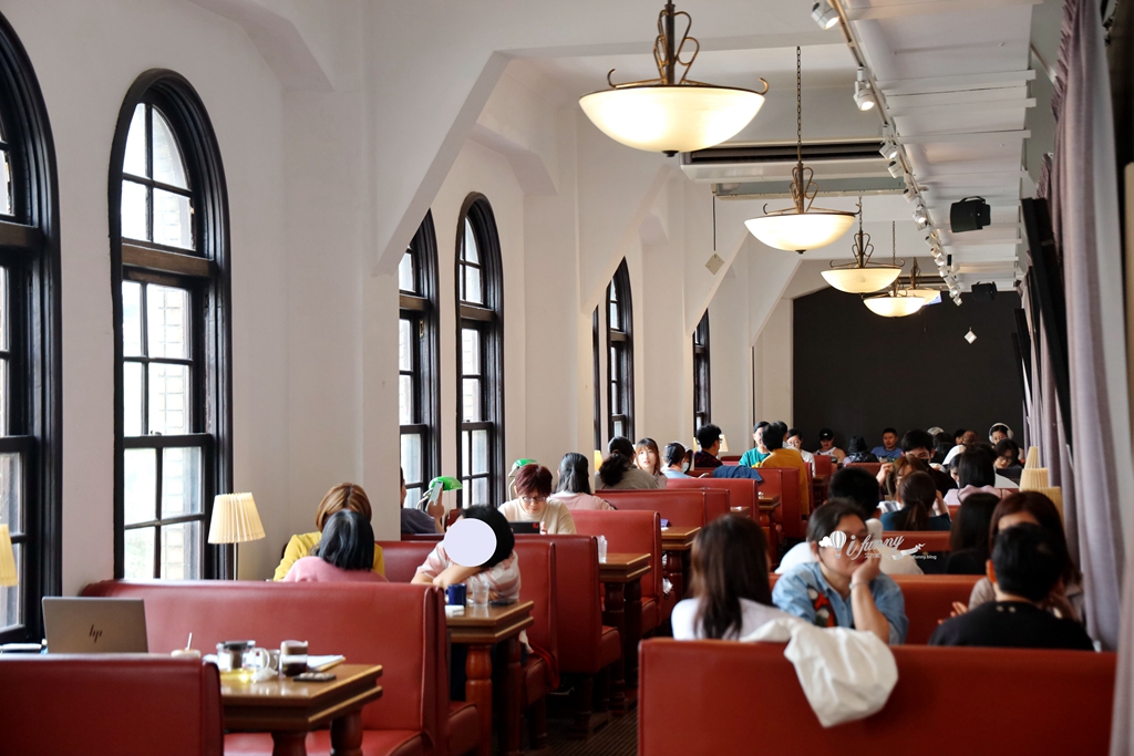 西門站 | 4F劇場咖啡 中山堂古蹟裡 冬季限定 滿滿25顆草莓的提拉米蘇 - ifunny