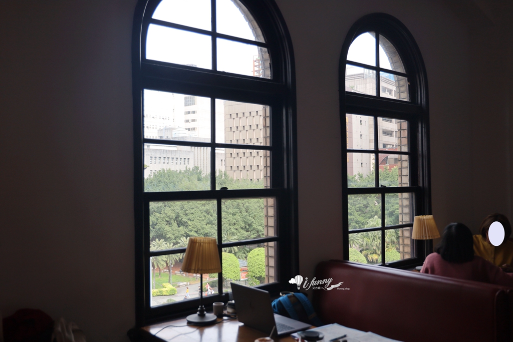 西門站 | 4F劇場咖啡 中山堂古蹟裡 冬季限定 滿滿25顆草莓的提拉米蘇 - ifunny