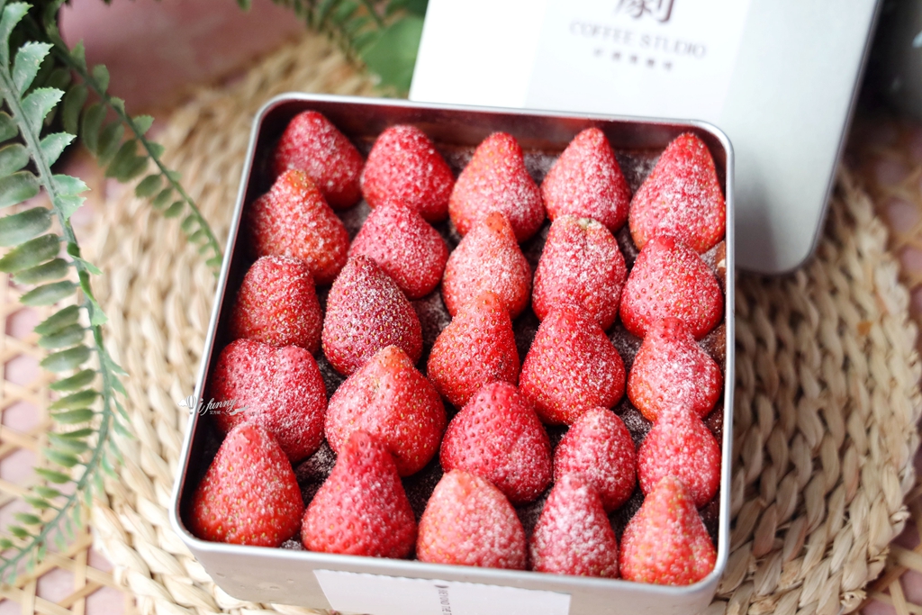 西門站 | 4F劇場咖啡 中山堂古蹟裡 冬季限定 滿滿25顆草莓的提拉米蘇 - ifunny