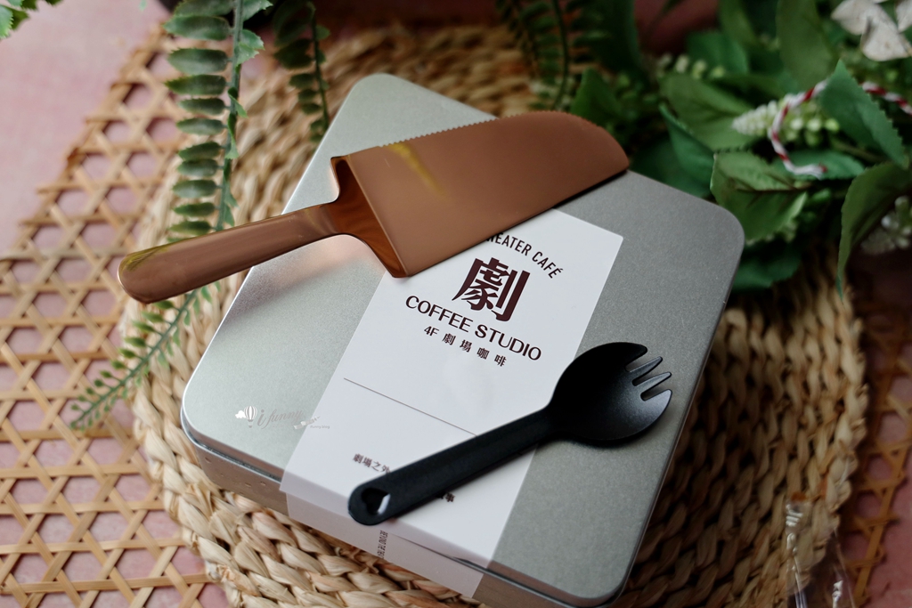 西門站 | 4F劇場咖啡 中山堂古蹟裡 冬季限定 滿滿25顆草莓的提拉米蘇 - ifunny