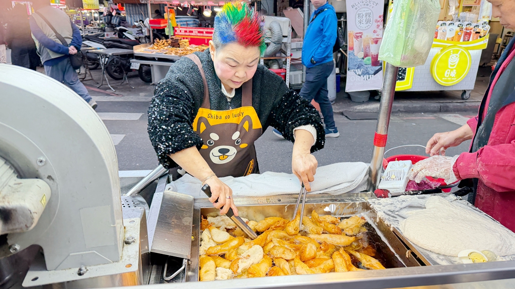 龍山寺站 | 艋舺夜市東港旗魚串 20多年老店 排隊人氣王 - ifunny