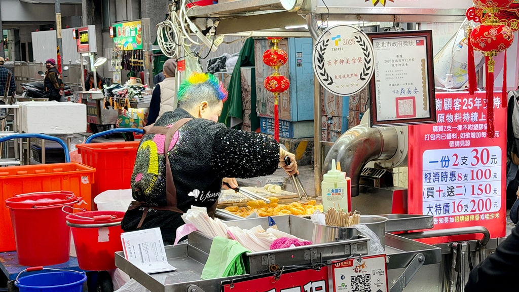 龍山寺站 | 艋舺夜市東港旗魚串 20多年老店 排隊人氣王 - ifunny