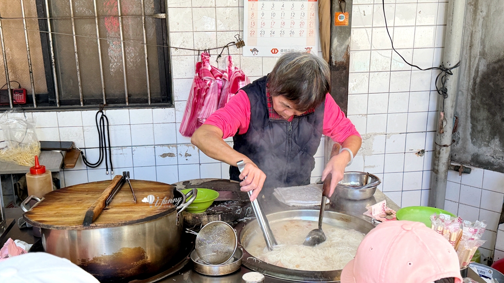 東門站 | 東門無名米粉湯 沒有招牌卻坐滿人 老台北人的早午餐 - ifunny