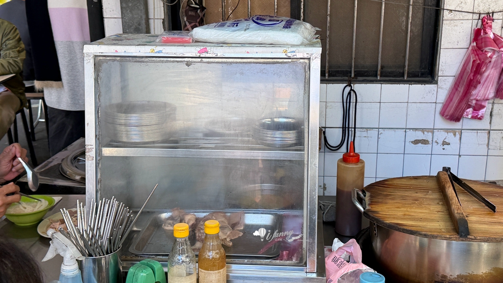 東門站 | 東門無名米粉湯 沒有招牌卻坐滿人 老台北人的早午餐 - ifunny