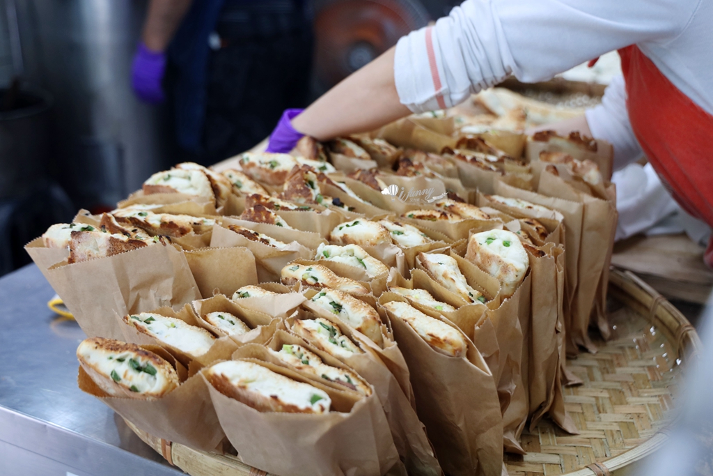 基隆美食 | 阿國碳烤燒餅 在地人及遊客都愛的排隊銅板美食 - ifunny