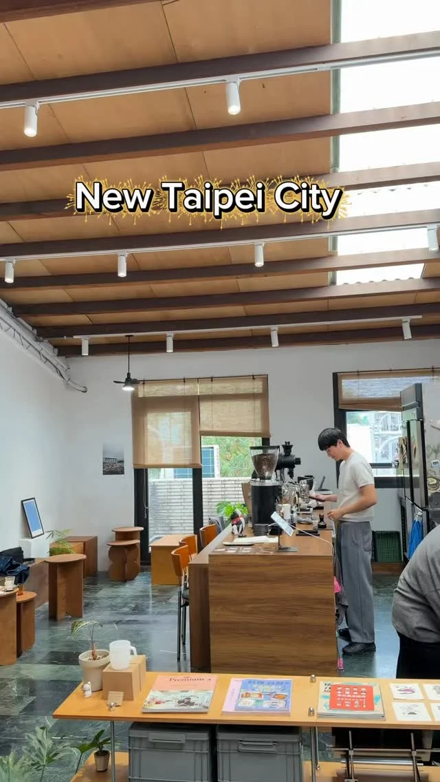 跟小尾咖啡風格很像的Euno coffee，隱身在7-11的二樓，挑高的天花板，氛圍及光線很通透，咖啡及餐點都很不錯。
#康寶藍
#蛋沙拉堡
#草莓布丁
#草莓提拉米蘇
📍Euno coffee 幽弄咖啡
🏡新北市土城區中央路一段309號2樓
🕰️10:00-18:00
ps:春節營業時間 11:00-19:00(初二休）
#土城咖啡