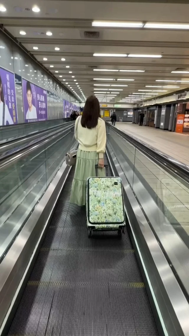 🔗 專屬優惠連結： https://lhs365.com/products/nasaden-gp-all?u=yXQMLm
喜歡獨旅的艾方妮，一趟出門出去10多天，旅途中陪伴自己的只有行李箱，遇到沒有電梯的車站或是換飯店的過程，輕巧耐用的行李箱就是最佳旅伴。 
【德國NaSaDen納莎登】萊茵系列前開行李箱，上掀式方便收納且省空間，特別推薦這款25吋的金魚草黃，顏值超高，不怕撞箱，在行李轉盤上就是最亮眼的存在。
✔️簡單劃重點~
★ 圖案獨一無二，充滿個人風格
★ 360° 靜音萬向輪，好推又滑順
★ 超輕箱體！耐撞全PC材質
★ 上掀前開式，不佔飯店空間
★ 可擴充設計，容量升級25%
★ 多元收納內袋，輕鬆分類
★ 美國認證TSA海關鎖
★二段式雙鋁管鋁合金拉桿
★ 人體工學彈性手把
★附贈NaSaDen專屬防塵套
★可放進日本置物櫃
🔗 專屬優惠連結： https://lhs365.com/products/nasaden-gp-all?u=yXQMLm
#新無憂對開系列
20吋 $4280元(原價6000元)
26吋 $4780元(原價6700元 )
29吋 $5280元(原價7300元 )
#萊茵可擴充前開系列
25吋 $5380元(原價7600元)
29吋 $5980元(原價8500元)
#霍亨索倫胖胖箱系列
29吋 $5980元(原價8500元)
重磅優惠加碼滿額折, 凡訂購行李箱商品
滿9000元現折600！！
滿15000元現折1200！！
✅再享分期0利率
------------------------------
#注意事項：
1. 行李箱為部分現貨，部分預購，請注意到貨時間喔
2. 可運送至非台灣地區，運費請洽詢客服
🔶詢問出貨事宜🔶
客服專線: 0987-229797/04-25340226
客服LINE ID: @LHS24 (需加上@)