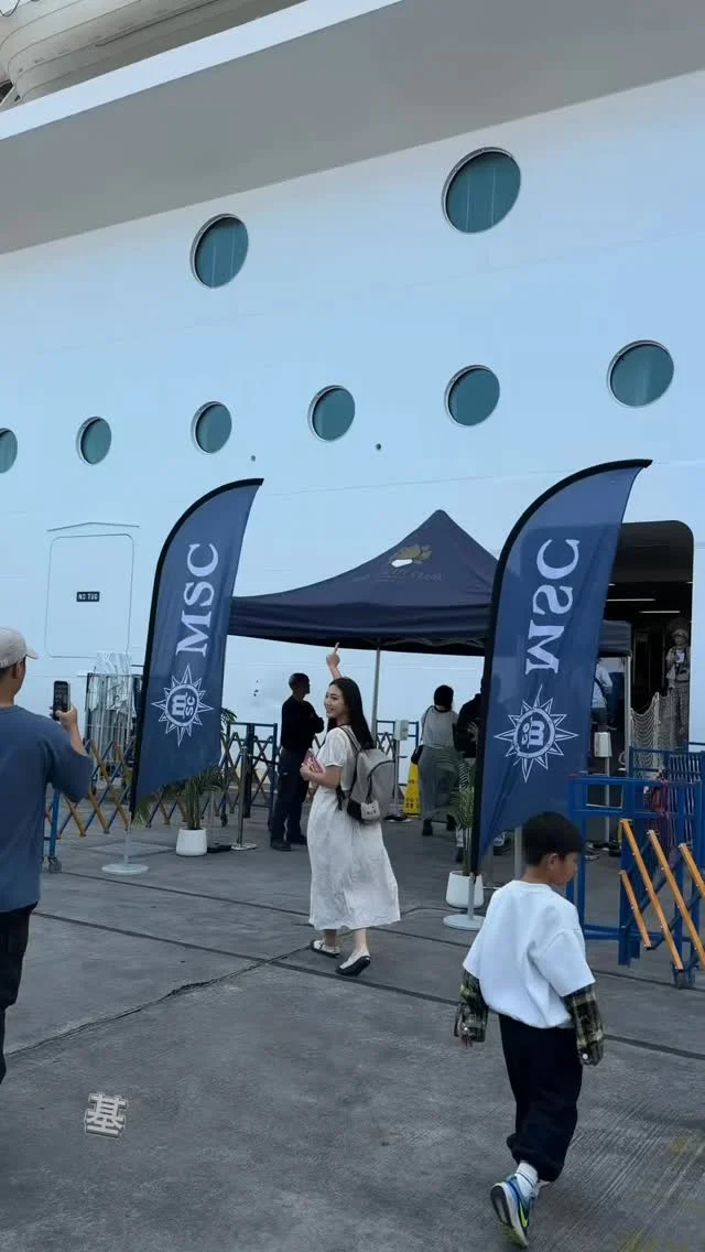 開箱亞洲最豪華的郵輪，從基隆出發。 船上設置了鑲嵌6萬多顆施華洛世奇水晶旋梯 ，亞洲最長的榮耀大道與 LED 天幕，宛如海上行走的城堡；還有13間餐廳及20+的酒吧及休閒空間，其中包含20 小時供應的自助餐廳，上船根本不怕餓到。

開箱了船上的VIP區域-YC套房，感受一下24小時管家及專屬特權，督促自己努力工作，終有一天也要有頂級的享受。

樂高 (LEGO) 俱樂部與水上樂園，對小孩的吸引力極大。船上的托兒服務非常成熟，爸媽真的能把小孩「丟包」去享受兩人的酒吧時光。

另外還有劇院可以看表演、多功能運動場、保齡球館、VR虛擬遊戲區、帝國casino、F1模擬賽車、水上樂園及露天泳池等，在船上一點都不無聊！

最棒的陽台型套房，美麗的海景、日出或夕陽隨手可得！

MSC郵輪榮耀號 2026官方優惠
1.早鳥優惠 : 4/30 前訂購早鳥優惠減$5,000/房。
2.限時搶購 : 即日起至4/30，2026夏季限定航次指定艙房，享同房「第2人半價」優惠，優惠艙房數量有限恕早鳥優惠無法併用。詳情請見官方合作旅行社網站。
MSC榮耀號在台銷售聯盟，包含：五福、可樂、行家、百威、東南、信安、喜鴻、雄獅、尊榮、鳳凰（依筆畫排序）旅行社。立即預訂享受海上尊寵新體驗！
#MSC地中海榮耀號 #基隆登船 #郵輪優惠 #亞太最豪華郵輪
MSC Cruises Taiwan